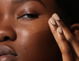 femme noire appliquant du fond de teint